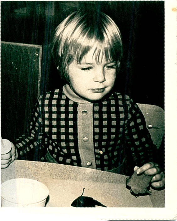 Dawn Fleming durante a primeira infância, em 1977, numa atividade de artes com folhas de árvores, no Canadá.